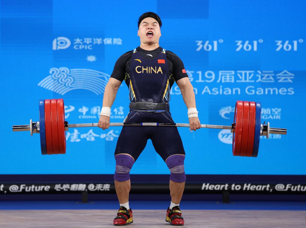 关于中国举重队员表现出色，团体获强势领先的信息